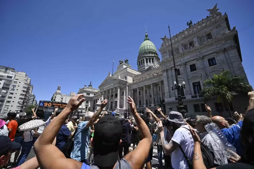 Manifestantes em frente ao Congresso, em Buenos Aires