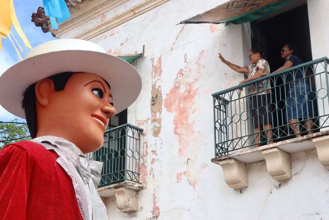 Vestido de vermelho e branco, o Menino da Tarde pesava 25 quilos. Agora, são 30 quilos