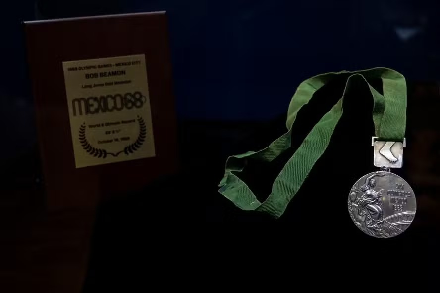 A medalha de ouro olímpica concedida a Bob Beamon pelo salto em distância masculino nos Jogos da Cidade do México em 1968 