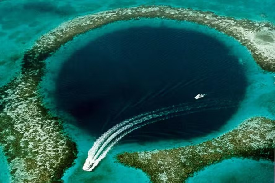 Mergulhadores descobrem o que há nas profundezas do buraco azul de Belize 