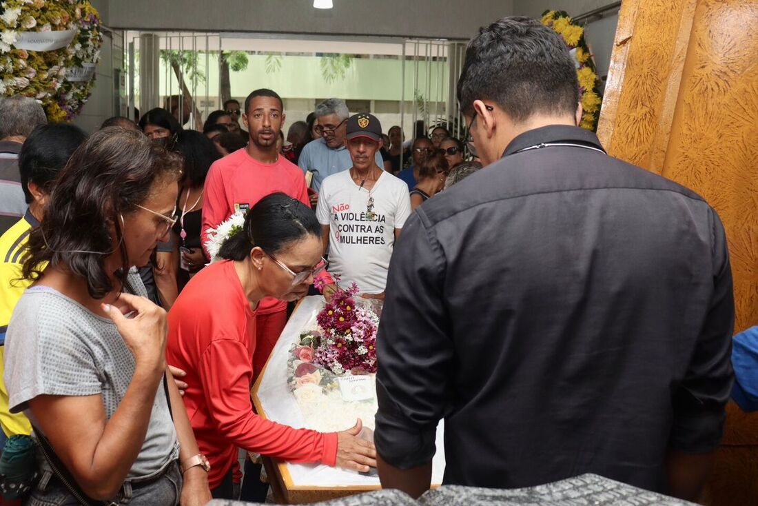  Velório de Dávine Muniz, professora de inglês que faleceu em decorrência de acidente no Parque Mirabilandia