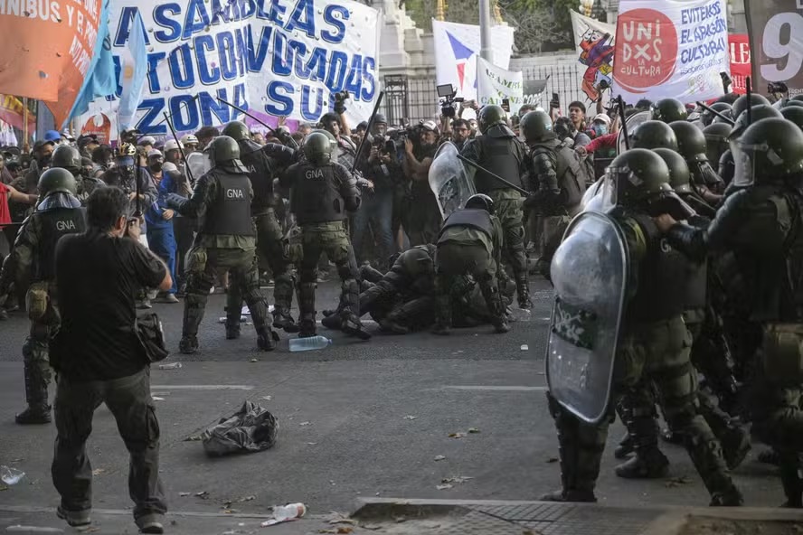 Policiais entram em confronto com manifestantes do lado de fora do Congresso