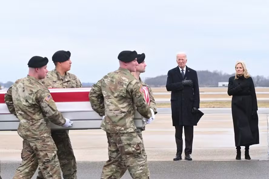 Biden e Jill traslado acompanham ao traslado dos restos mortais de três militares americanos mortos na Jordânia 