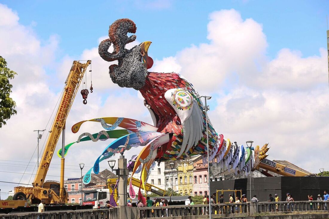 Galo Gigante da Paz na Ponte Durante Coelho