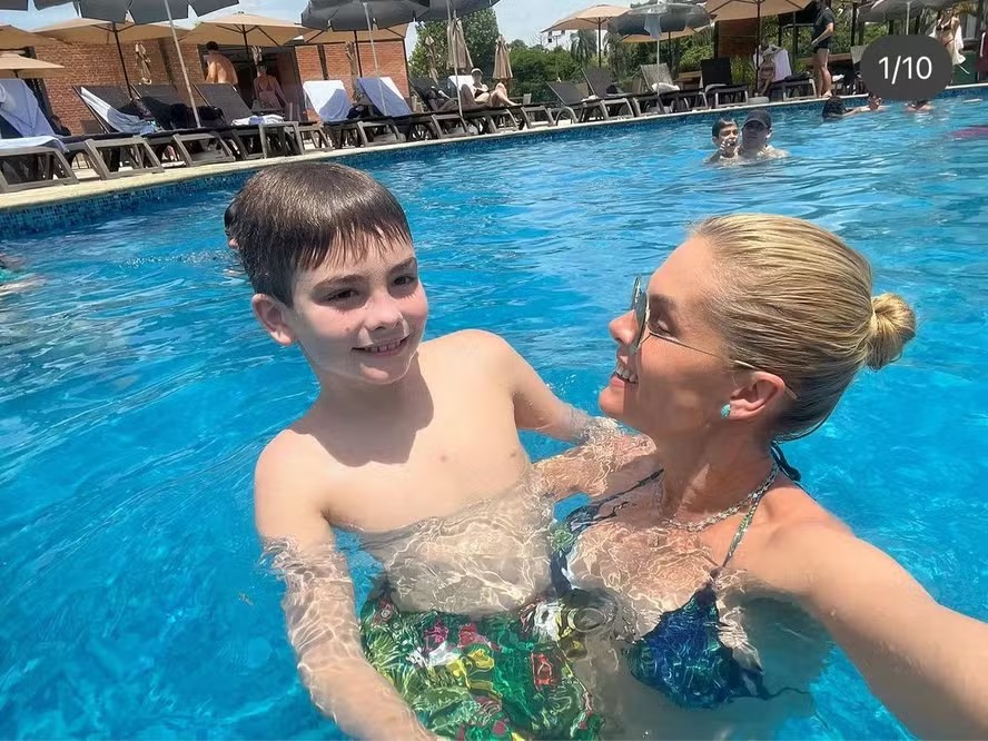 Ana Hickmann com o filho em um resort de Atibaia, em São Paulo