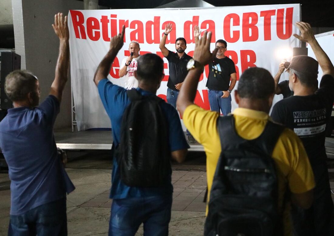 Estado de greve foi votado na noite desta terça-feira (6), com aproximadamente 50 pessoas