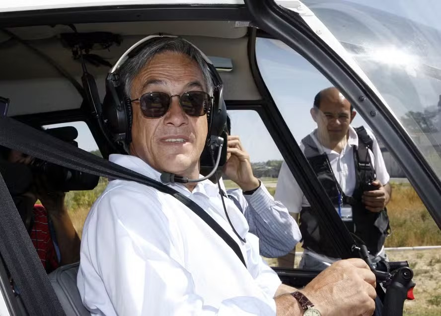 O candidato presidencial conservador chileno Sebastian Pinera (C) da 'Alianza por Chile' é visto a bordo de seu helicóptero após votar em Santiago, em 15 de janeiro de 2006