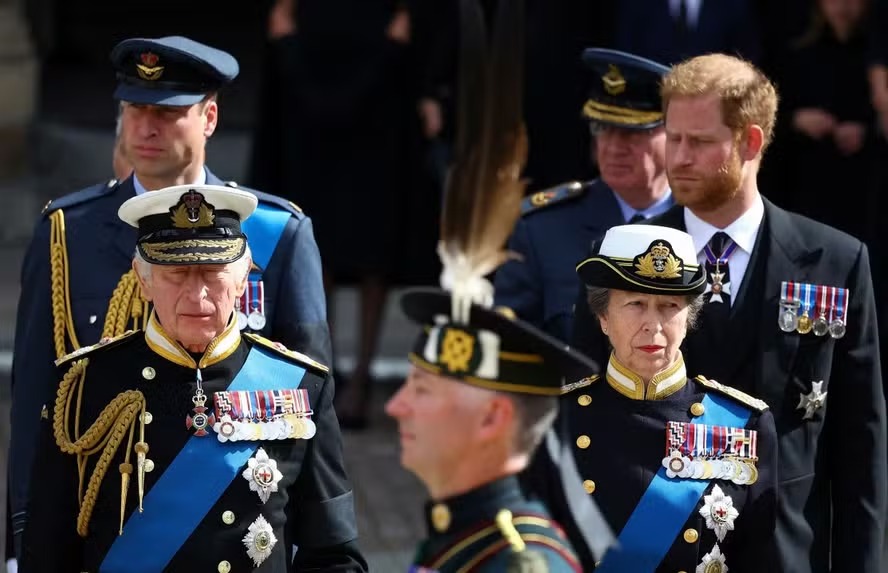 Harry e William, no fundo, atrás de seu pai, o rei Charles, e de sua tia, a princesa Anne 