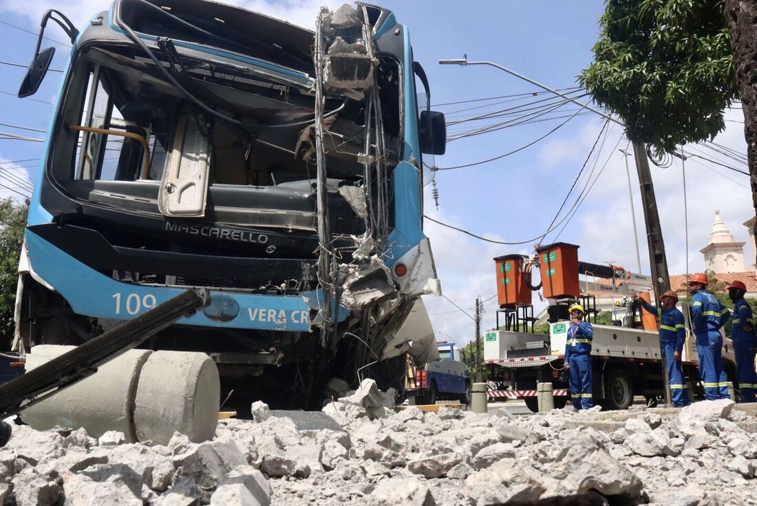 Ônibus de linha bacurau bateu em poste durante a madrugada