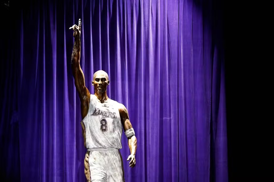 Los Angeles Lakers inauguram estátua em homenagem a Kobe Bryant 