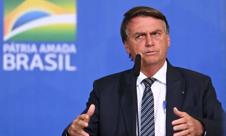 Presidente Bolsonaro discursa durante ato em desagravo ao seu aliado, deputado Daniel Silveira (PTB-RJ), no Palácio do Planalto 