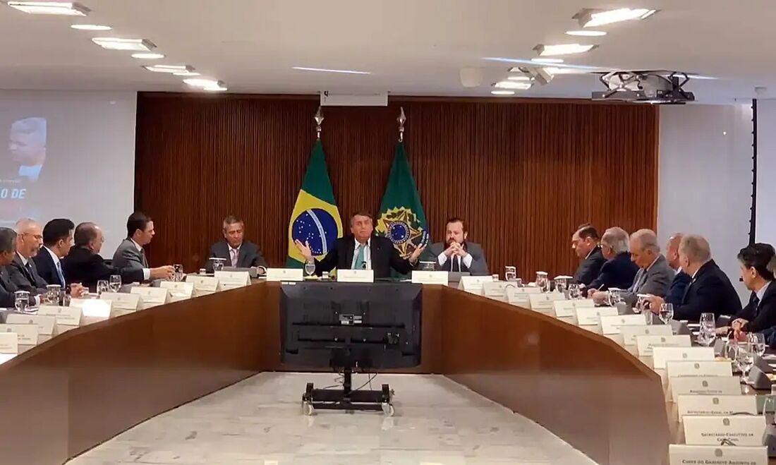 Vídeo divulgado pelo STF mostra reunião na qual o ex-presidente Jair Bolsonaro orienta sua equipe a disseminar informações que coloquem em dúvida a segurança das urnas eletrônicas