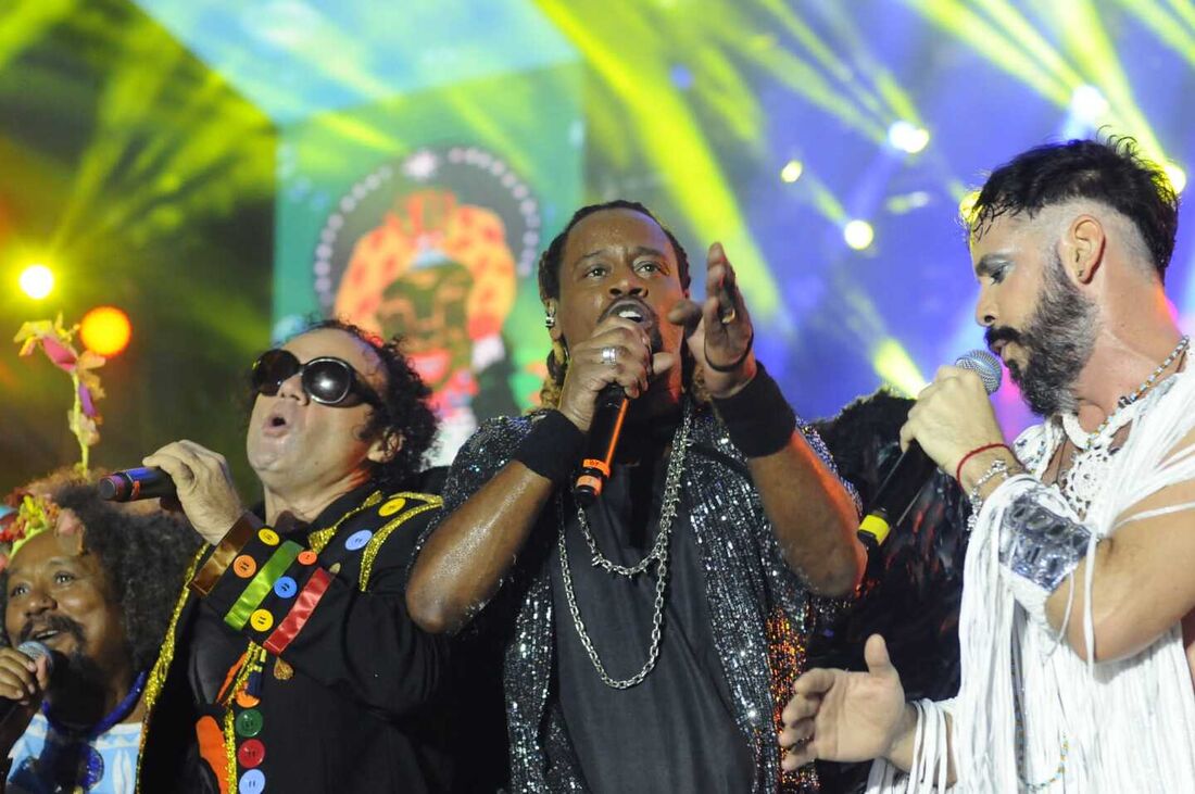 Com participação de Almério, Chico César e Toni Garrido, Maestro Forró e a Orquestra Popular da Bomba Hemetério ao som de "Voltei, Recife" no Palco do Marco Zero