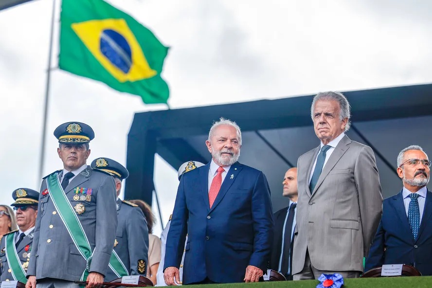 O presidente Lula (ao centro), ao lado do ministro da Defesa, José Múcio (à direita), e do comandante do Exército, Tomas Paiva 