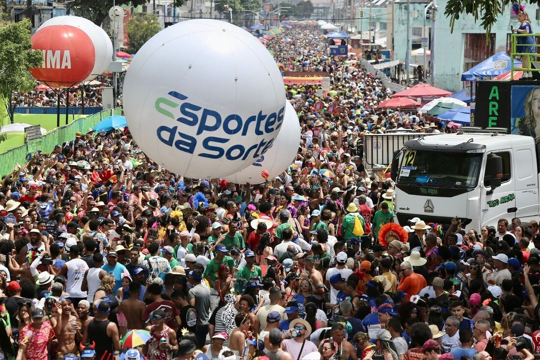 Foliões no Galo da Madrugada 2024