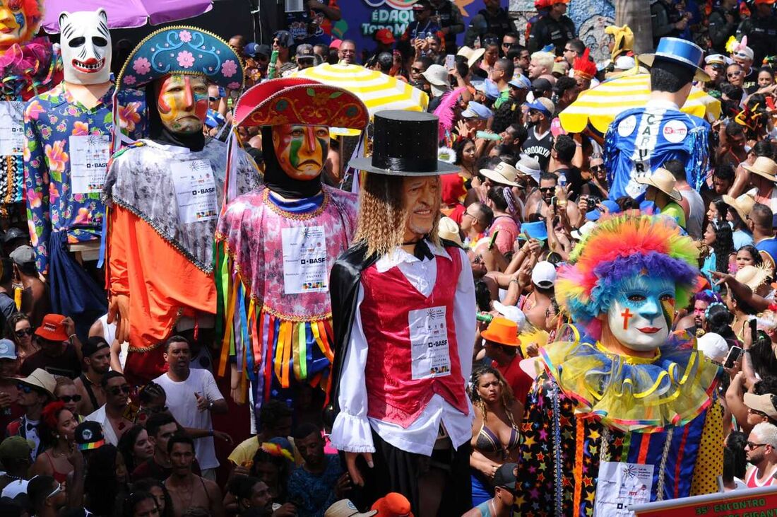 Desfile de bonecos gigantes no Sítio Histórico de Olinda