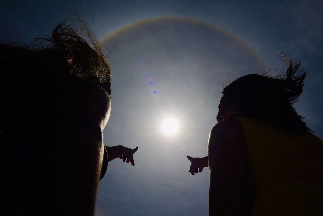 Halo solar é visto no céu do Recife