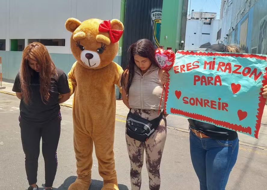 No Dia dos Namorados no Peru, policiais vestidos de urso capturam traficantes de drogas 