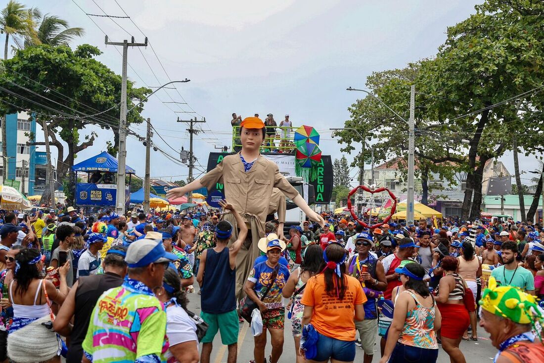 Bloco Camburão da Alegria desfila pelas ruas de Olinda neste domingo (18)