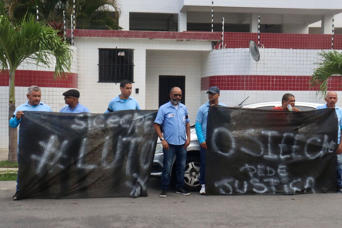 Sindicato dos Trabalhadores em Condomínios realiza protesto na frente do Edifício Monte Pascoal, onde o porteiro foi executado na portaria do condomínio