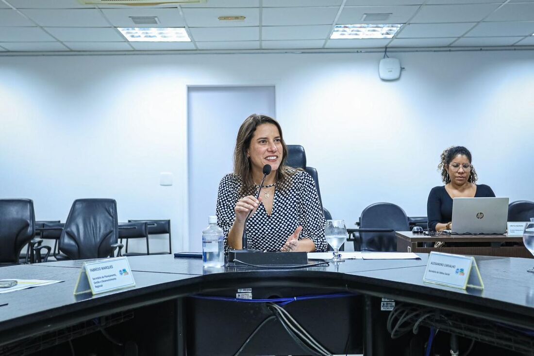 Raquel Lyra, governadora de Pernambuco, durante reunião de monitoramento do Juntos pela Segurança