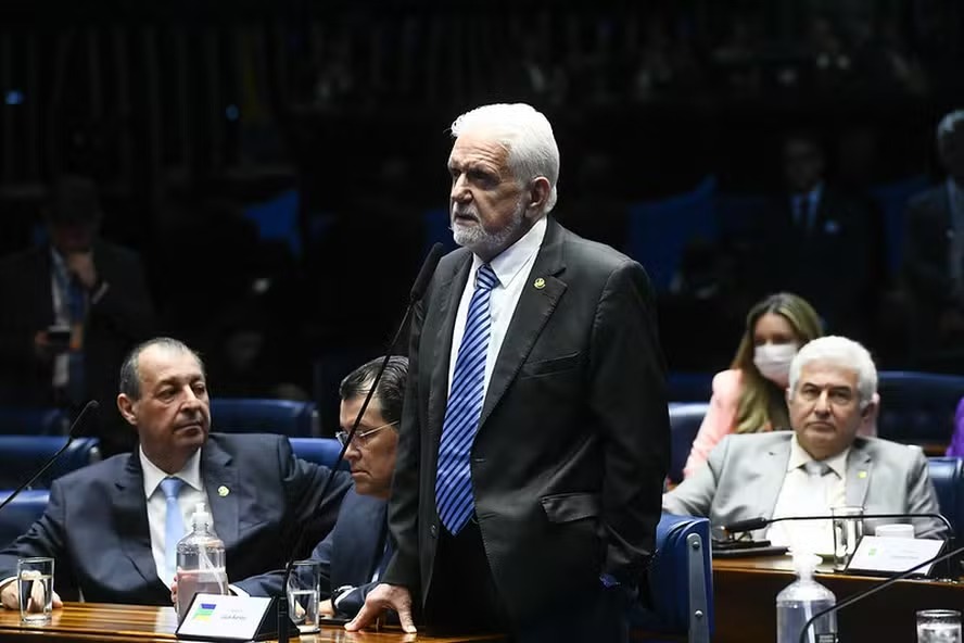 O líder do governo no Senado, Jaques Wagner, durante sessão 