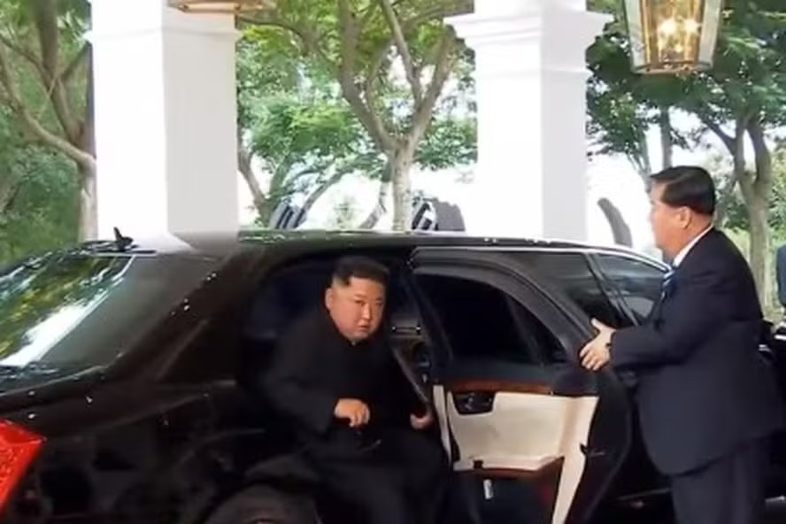 Kim Jong-Un em Mercedes-Benz importado e de luxo na Coreia do Norte 