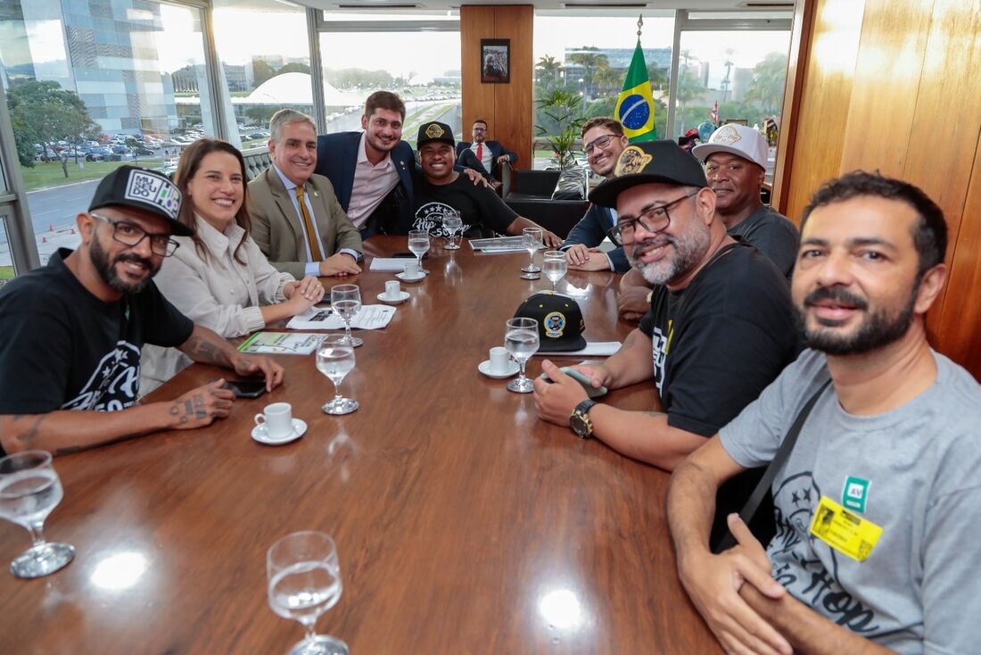 Raquel e representantes do movimento do hip hop