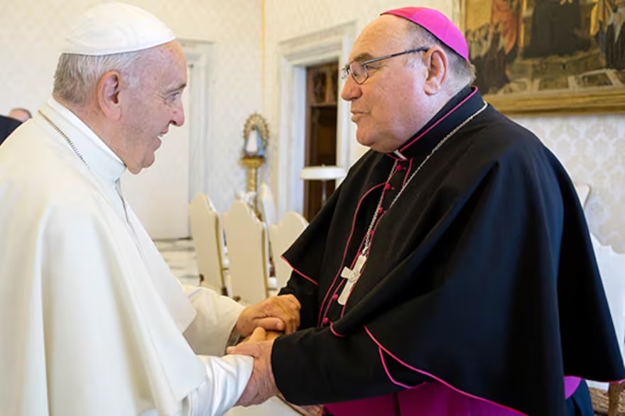 O Papa Francisco sauda o bispo Christopher A. Saunders de Broome, Austrália, durante uma reunião no Vaticano em 24 de junho de 2019