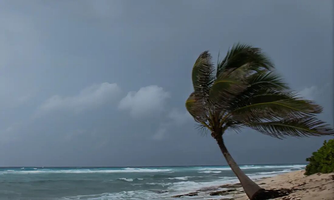 A tempestade tropical Ernesto avança nesta terça-feira(13) pelo Caribe rumo a Porto Rico, onde deverá causar fortes chuvasTempestade