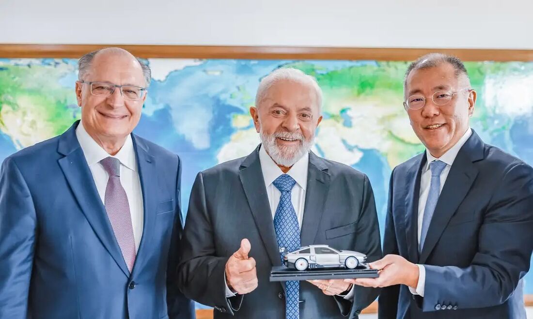 Presidente Lula ao lado do vice-presidente do Brasil, Alckmin e o presidente global do Grupo Hyundai Motor, Eui-Sun Chung