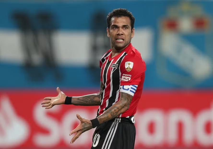 Daniel Alves com a camisa do São Paulo, em 2019 