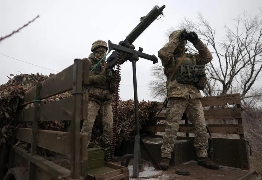 Soldados ucranianos monitoram o céu em sua posição na região de Donetsk, em meio à invasão russa da Ucrânia 