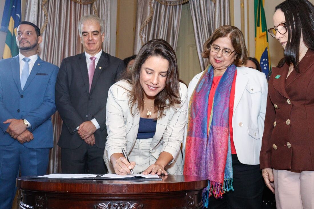 Ao lado de ministra, Raquel assina acordo para unidades da Casa da Mulher Brasileira em Pernambuco