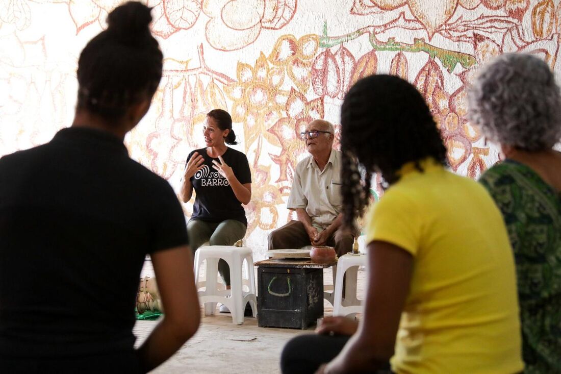 Grupo de mulheres da Funase visita Mestre Nado, Patrimônio Vivo de Pernambuco