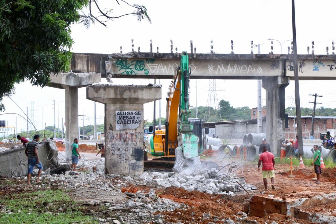 Passarela na BR-232 será demolida