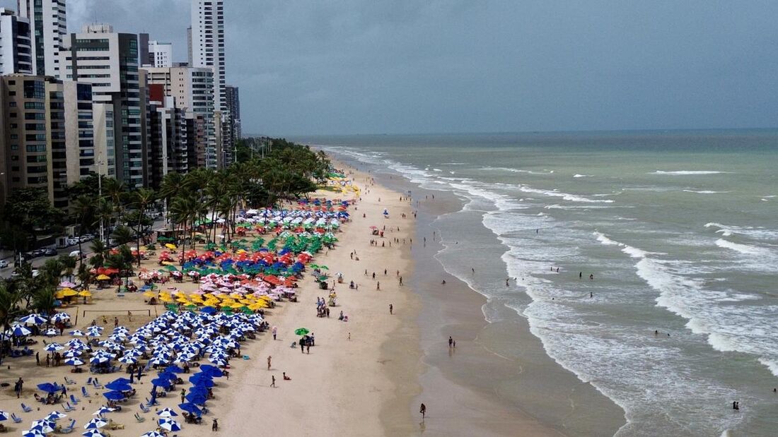 Movimentação na praia de Boa Viagem, Zona Sul do Recife, neste domingo (25)