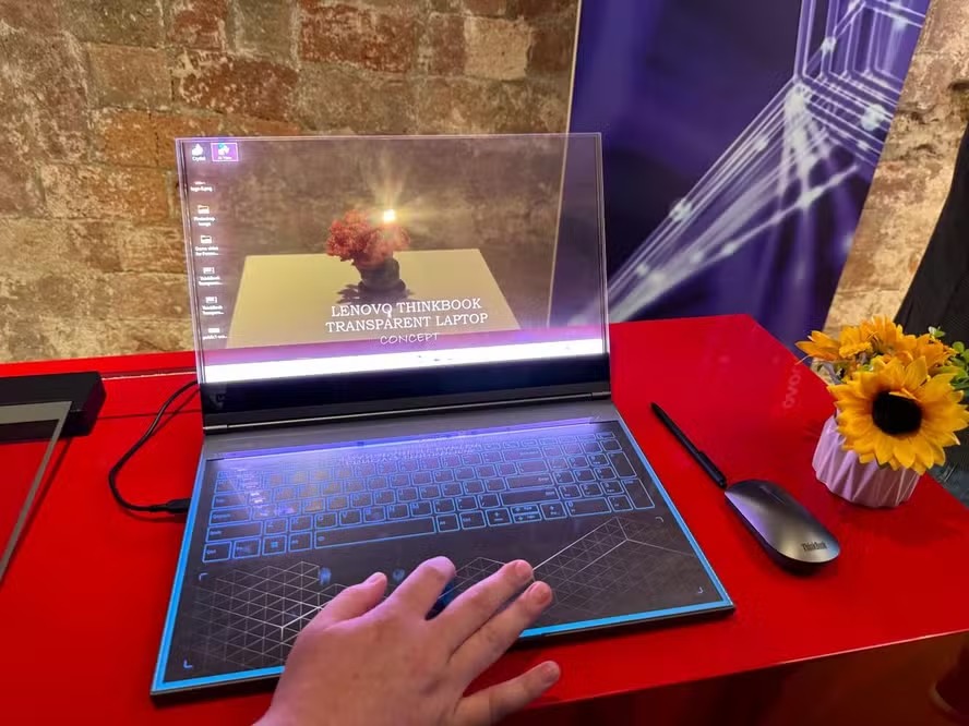 Laptop da Lenovo tem a tela e o teclado transparentes 