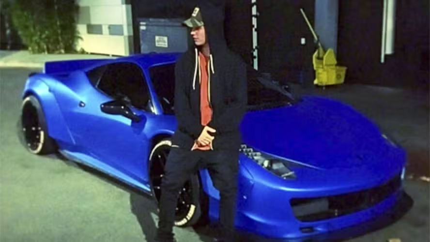 Justin Bieber pintou Ferrari em cor azul; fato não agradou a empresa italiana 