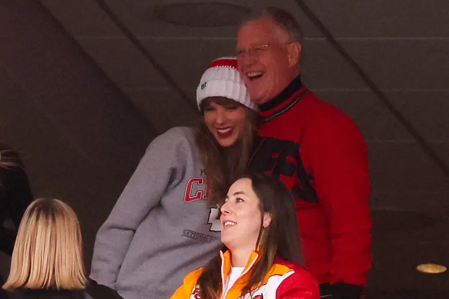 Taylor Swift e seu pai, Scott Kingsley Swift, durante jogo do Kansas City Chiefs contra o New England Patriots, em Massachusetts 