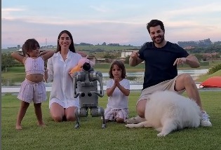 DJ compartilhou em suas redes sociais um vídeo apresentando o novo integrante da família, um cachorro robô