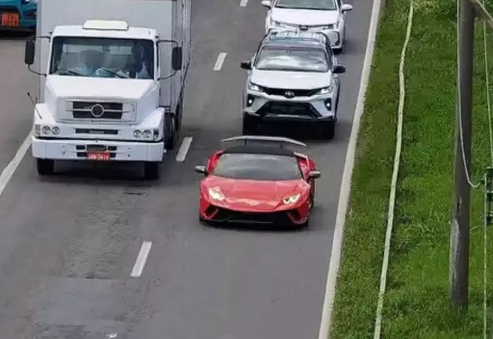 Motorista de Lamborghini fugiu de pedágios sem pagar