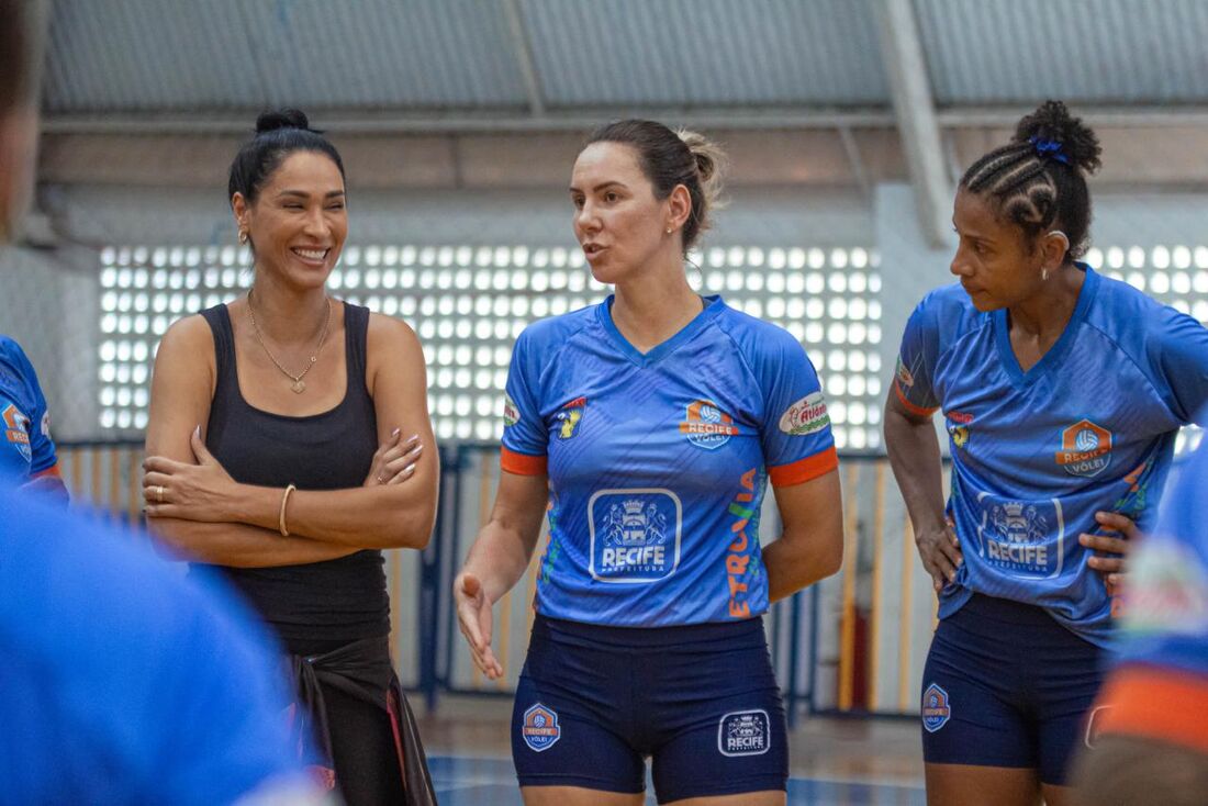 Multicampeã, pernambucana Jaqueline visitou a equipe do Recife Vôlei 