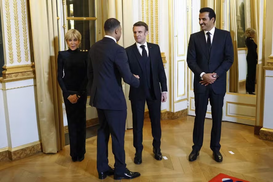 Kylian Mbappé cumprimenta presidente da França, Emmanuel Macron, e emir do Catar, xeque Tamim bin Hamad al-Thani 