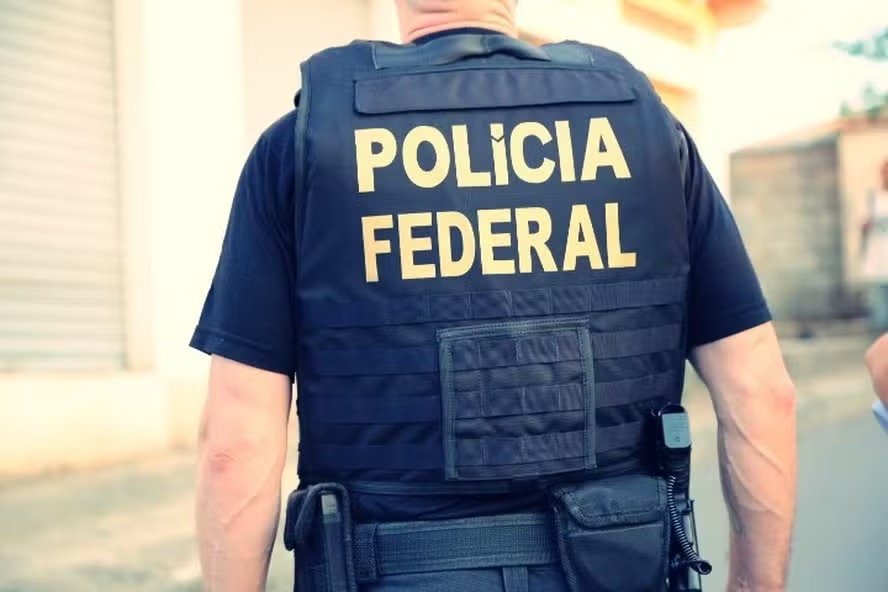 Agente da Polícia Federal cumpre mandados de busca e apreensão