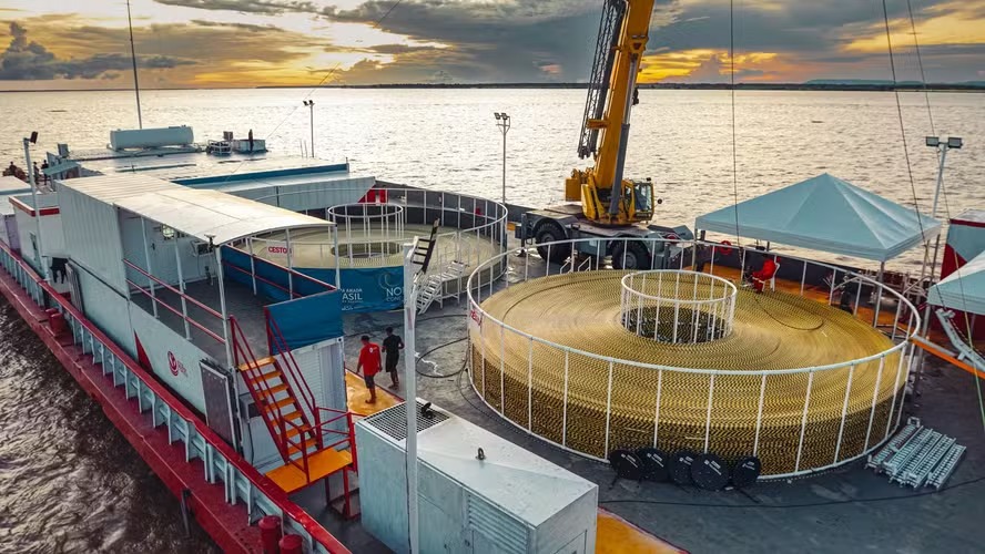 Barcaça deposita cabo de fibra óptica no leito do Rio Amazonas 