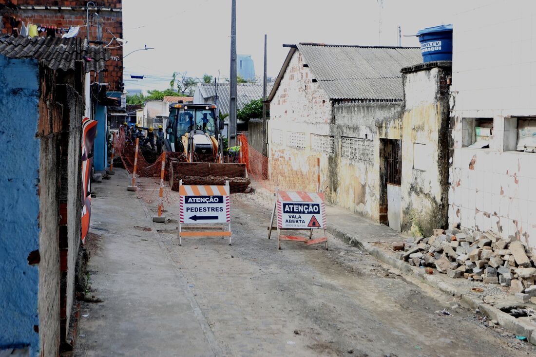 Nos primeiros anos de obras, foram entregues mais de 200 mil metros de novas redes coletoras