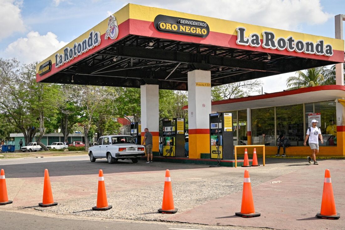 Pessoas enchem seus tanques em um posto de gasolina em Havana em 29 de fevereiro de 2024, um dia antes do aumento dos preços dos combustíveis