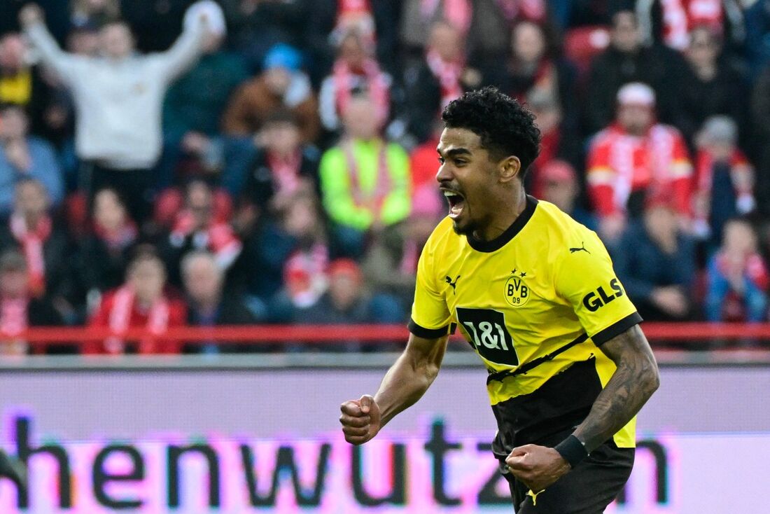 Ian Maatsen comemora vitória do Borussia Dortmund