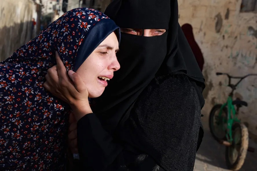 Raina Abu Anza, mãe palestina que perdeu seus dois bebês gêmeos em um bombardeio em Gaza